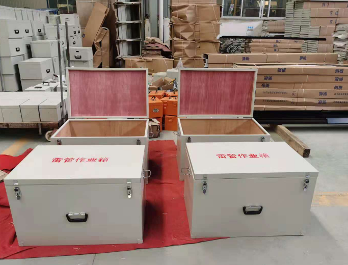 魏都放炮线和雷管炸药在矿山作业时如何存放？